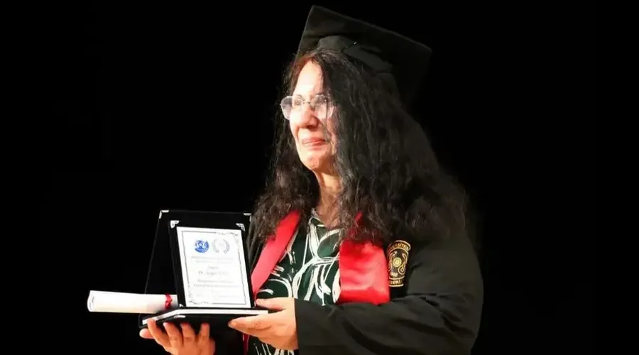 63 Yaşında Hayallerine Kavuştu: Emekli Fizik Öğretmeni Tıp Fakültesi'nden Mezun Oldu!